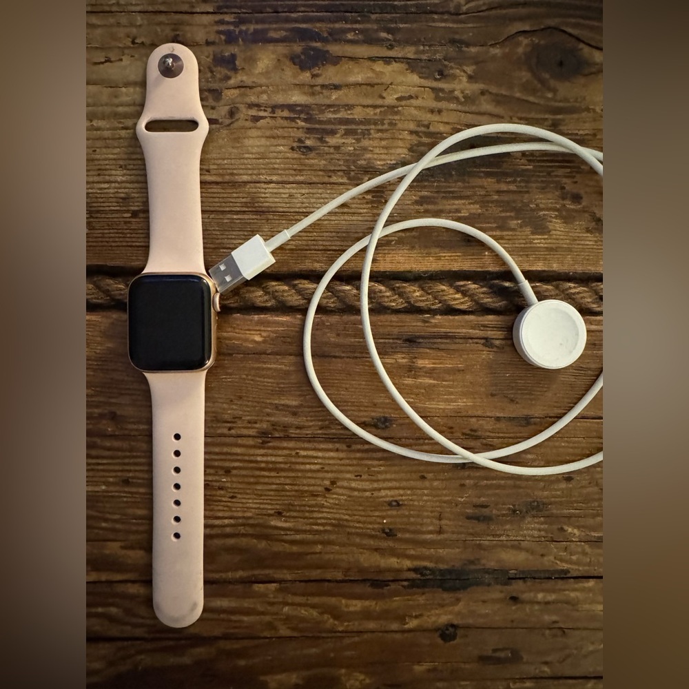 Apple Watch Series 4 40MM Rose Gold + charger + Heyday faux leather strap - Picture 3 of 10